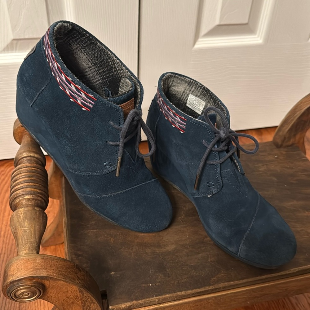 TOMS Blue Suede Desert Wedge Booties Size 7